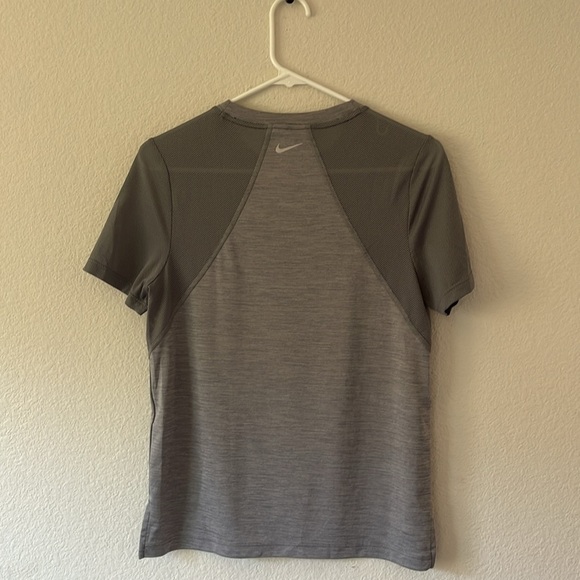 Nike Grey Running Shirt in Small - Picture 3 of 4